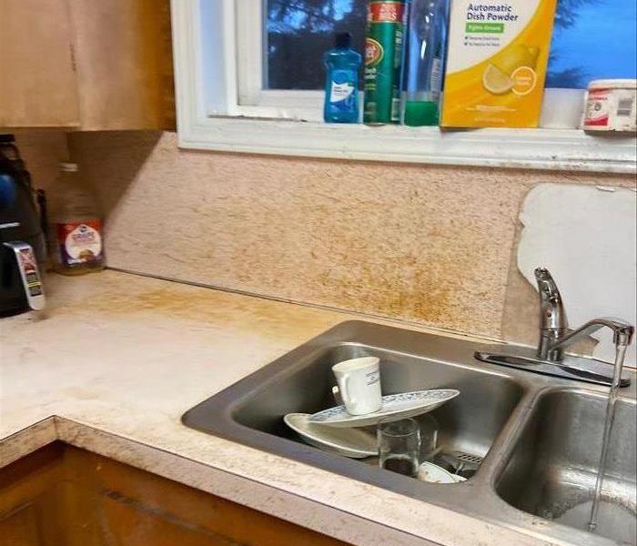 a picture of a kitchen with grease on the back splash