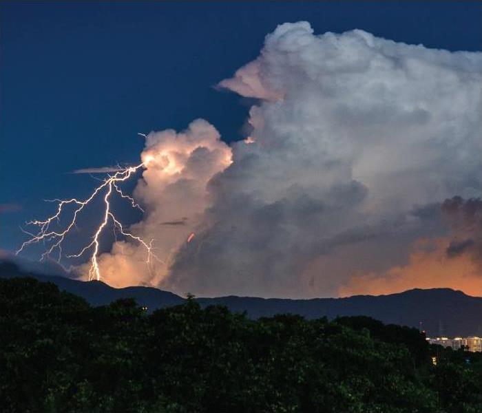 a picture of clouds with lightning 
